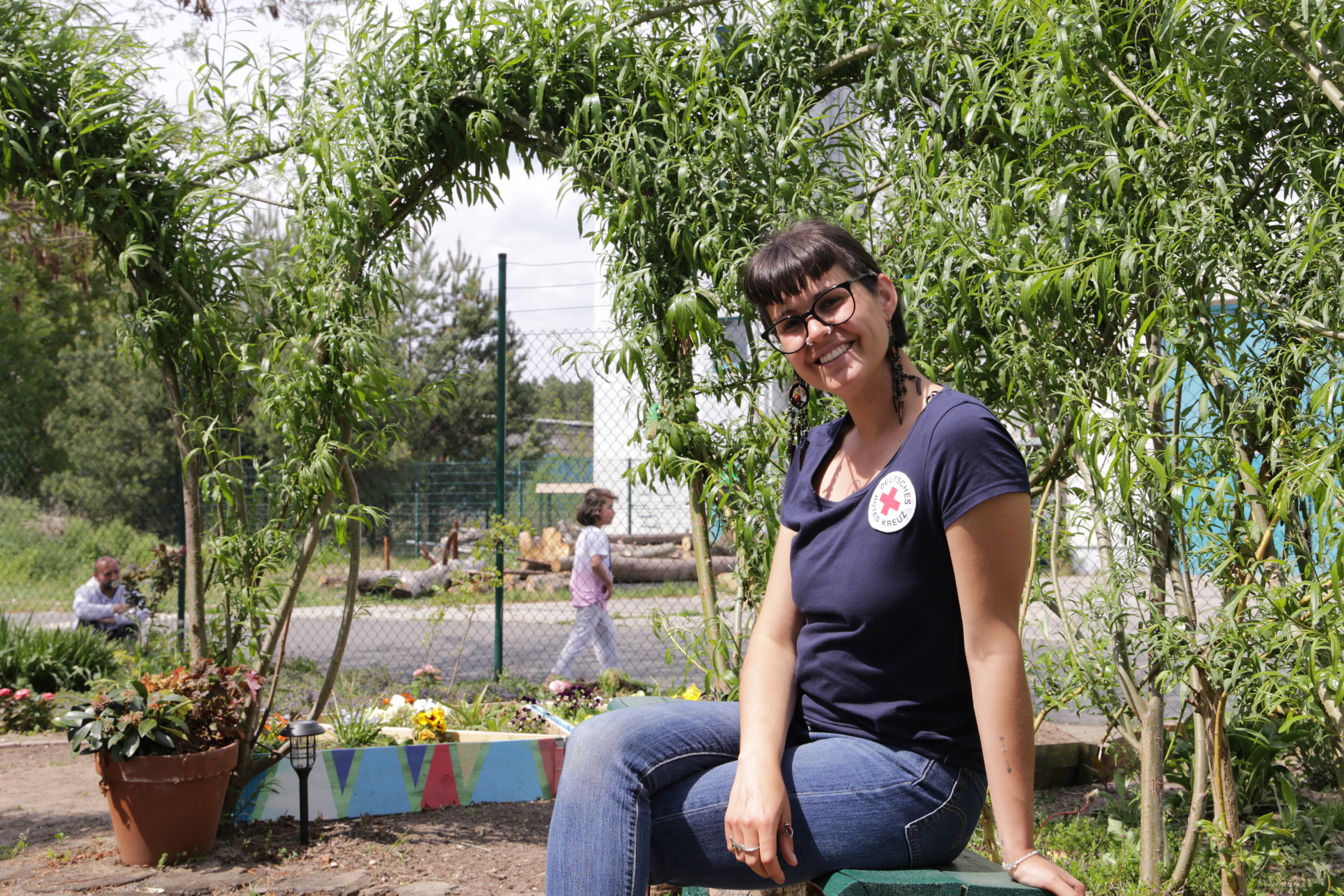Sozialbetreuerin Alba Pla im "Garten der Begegnung" der Erstaufnahmeeinrichtung in Doberlug-Kirchhain