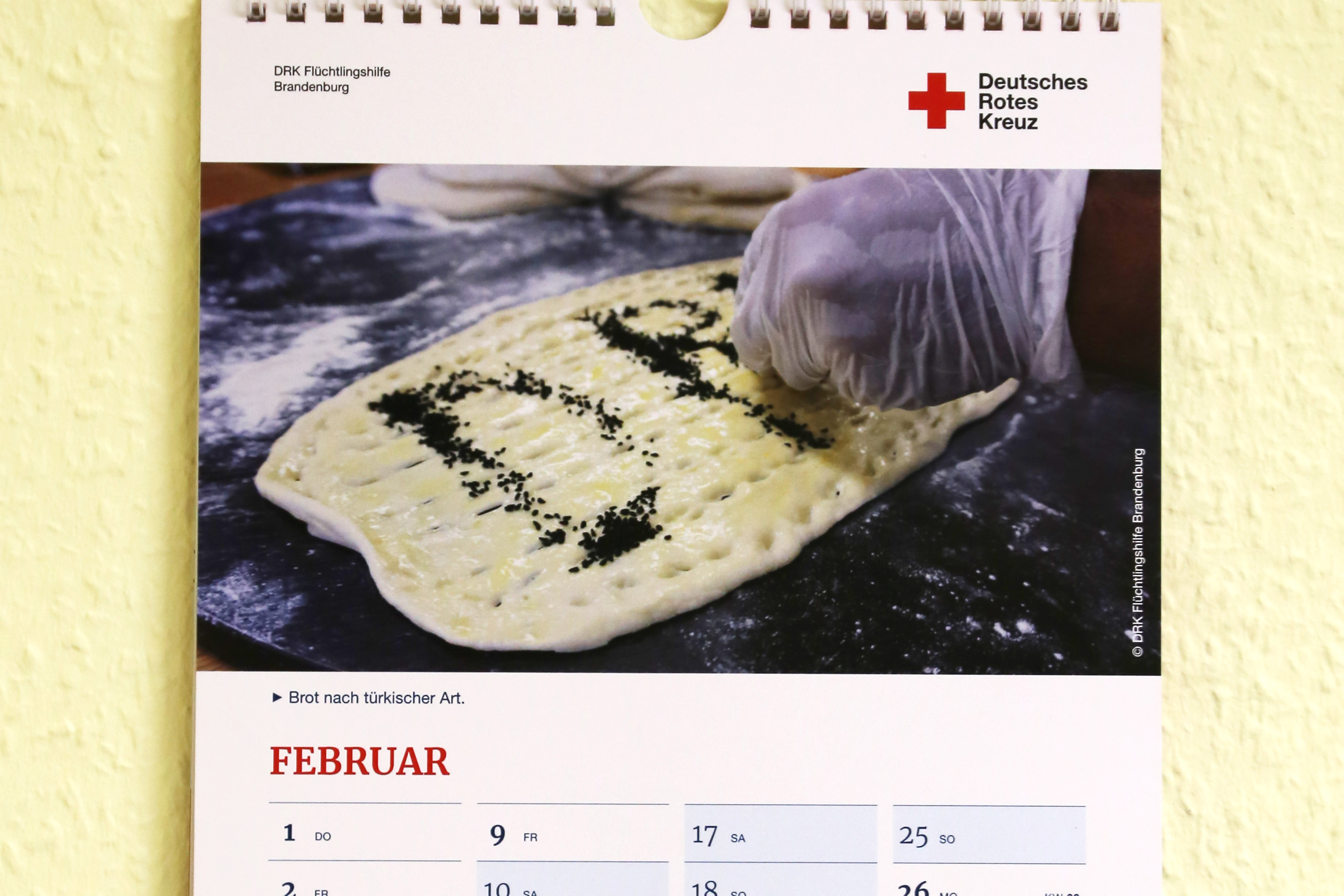 Ein Kalenderblatt für den Monat Februar zeigt ein Fladenbrot.